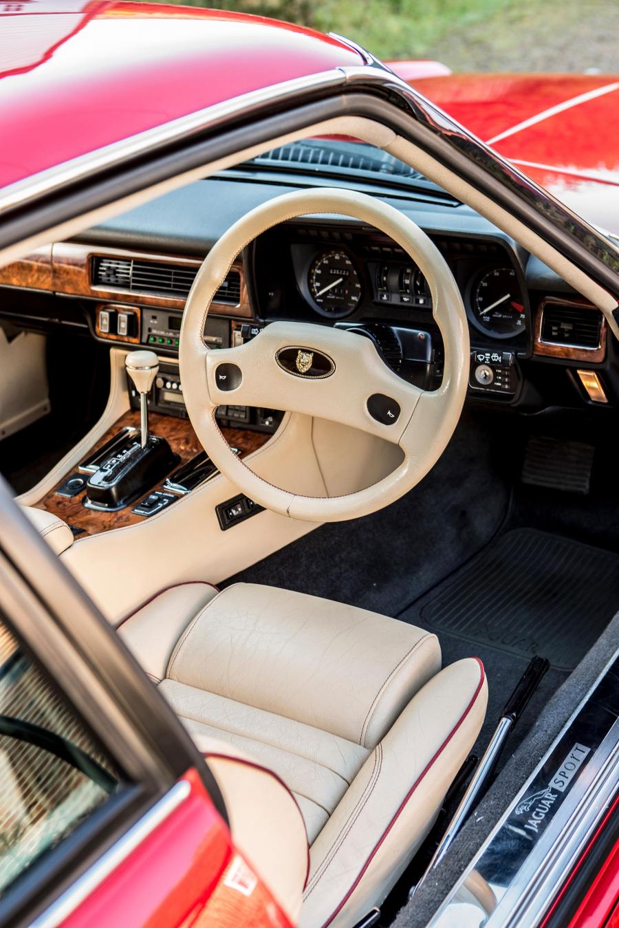 Интерьер Jaguar XJR-S 5.3 by JaguarSport 1988 года  (UK) (фото 4 из 14)
